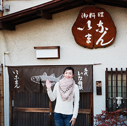 いな饅頭はボラのお腹を割かず、口から中骨を取り除いて作るため料理人の熟練の技が必要。味噌と魚肉が一体となりコク深い味わいで酒の肴に欠かせないと熱烈なファンも。静かな店内では庭を眺めながら旬の和食がいただける。近年はボラが減少しているため、提供の可否は事前に要確認