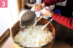 炊きたてのごはんを寿司桶に入れ、小鍋で熱して、砂糖と塩を溶かしたBをまわしかけて混ぜ、酢飯を準備する。