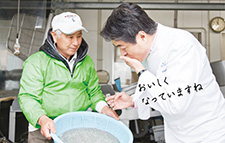 「海で食べたものよりおいしくなっていますね」。氷水でしめた洗いたてのしらすの味わいの変化に驚く日高さん