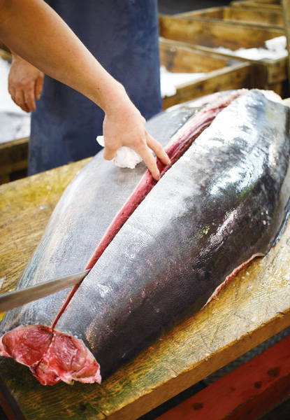 「いい魚は骨が柔らかく、皮目が薄くてウロコに包丁がスパっと入る」（飯田さん）