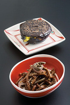 上は糸魚川の特産「越の丸茄子」の田楽。斉藤さんの実家特製の越後味噌を使用。下は糸魚川産ぜんまいの煮物（地鶏コースやおまかせコース料理の中の一品）