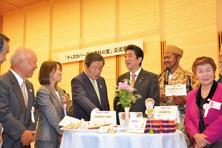 首相官邸で行われた交流会で安倍総理らと各地区代表が意見交換を行った