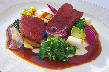 「オーベルジュ・エスポワール」で提供している、シカ肉のロティ地元産野菜添え ジビエソース。ロティは「ロースト（蒸し焼き）」のこと