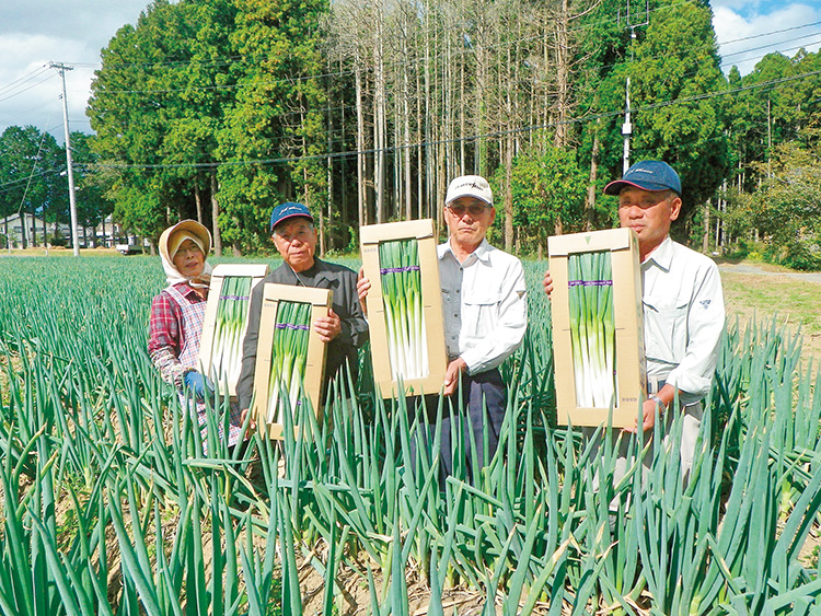 農地整備組合の組合長も務める林一重組合長(左から2人目)