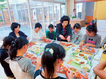 市内の全小学6年生にベニズワイガニが配られるカニ給食。組合長自らが食べ方を実演して反響を呼んだ