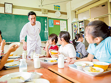 「日本料理 雄」の佐藤雄一さんと世田谷区立尾山台小学校の児童たち