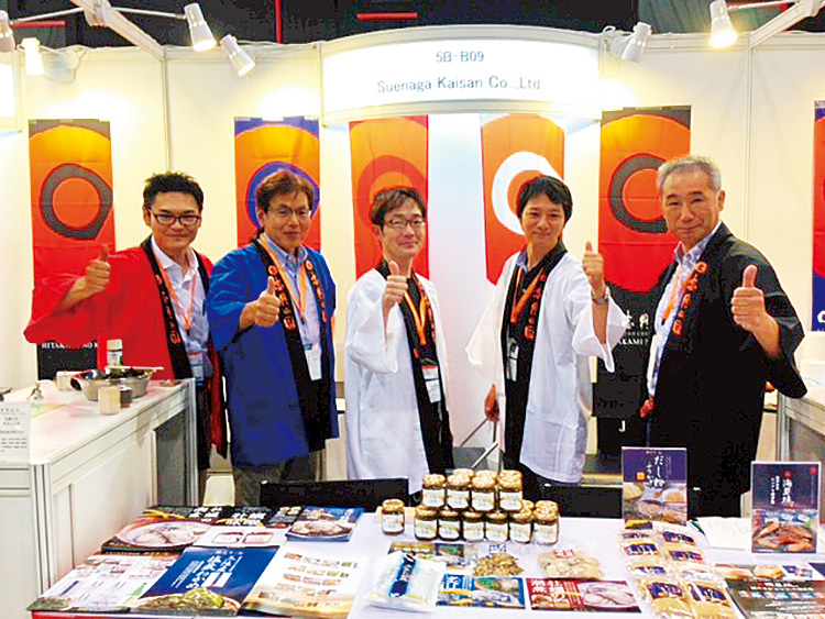 香港の食品見本市「FOOD EXPO 2013」に参加した「日高見の国」のメンバーと古藤野靖さん（写真右端）