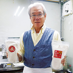 うどん・そば店「味由」で腕を振るう店主の大津正之さん