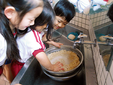 給食のごはんも自分たちでとぐ。とても手慣れたもの。