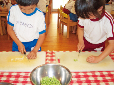 炊き込みごはんの具にする野菜の切り込み。包丁を握るときの表情は真剣そのもの。