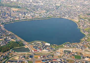 現在の久米田池の全景。