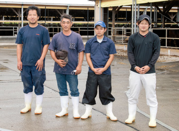 場長の肥後愛貴さん（右端）を含む従業員4人とアルバイト1人で500頭の母牛を飼養している、きもつき大地ファーム鹿屋農場。20～40代という若さも特徴のひとつ。