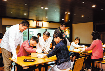 「味の素」コースは工場と同じクリーンな環境でMy「味の素」を作り（左）、「ほんだし」コースは本格的なかつお節削りにチャレンジ（右）。