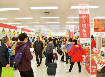 全国各地の特産品が並ぶ。