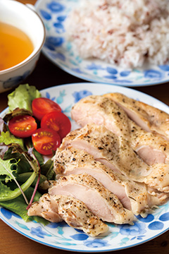 直売所のカフェで食べられる「百姓屋ランチ」。ローストチキン、軟骨入り肉団子スープ、サラダなどがついて850円（税込み）。