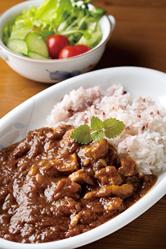 「ハーブチキンカレー」はサラダがついて850円（税込み）。このカレーが今月から「山ん鶏」シリーズに加わった。