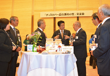 前年度の首相官邸における交流会の様子。各地区代表たちと安倍首相らが、積極的に意見交換を行った。