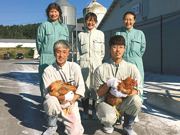 岩手県洋野町にあるニチレイフレッシュファーム（写真左）では、「純和鶏（たつの）」をひよこ段階から飼育。系列会社の株式会社フレッシュチキン軽米にて処理・解体後、精肉として販売を行っている。写真右は飼育担当の社員のみなさん。
