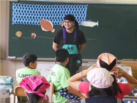 地元の落部小学校で課外授業の先生役を務めた勇樹さん。