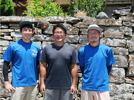 フラットアワーの越智雄一郎さん(35歳/右)、水産学者の須崎寛和さん(34歳/中央)。
