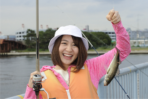 初めての魚、スズキの子（セイゴ）をゲット。針が尾ビレに引っかかった様子。どこかに針がかかるだけで釣れることもある。