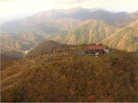 紅葉に包まれた鍋割山荘。