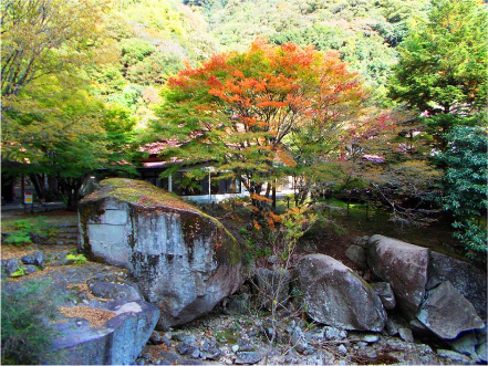 滑床渓谷近くにある巨大な天然石の碑。