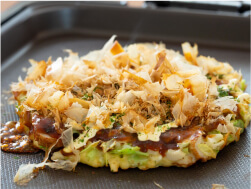 「お好み焼き」は安土桃山時代、千利休が菓子職人に作らせた「麩(ふ)の焼き」(小麦粉を水で溶き、鍋で薄焼きにして山椒入り味噌を挟んだ菓子)が起源とされている。