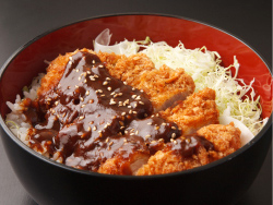 味噌カツは、「名古屋めし」と呼ばれるもののひとつ。とんかつにかける独特の赤味噌(八丁味噌)をベースにカツオだしや砂糖などを加えたもの。主に東海地方で親しまれ、おでんや煮込み料理など幅広く使われている。