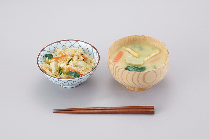 写真:1923(大正12)年の給食(五色ごはん、栄養みそ汁)