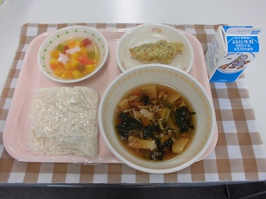写真:ソフトめんのある給食
