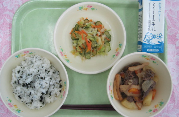 写真:すだち酢あえを含んだ給食の献立