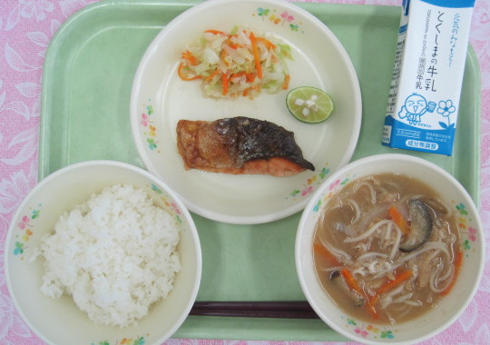 写真:すだち酢あえと焼き魚の給食