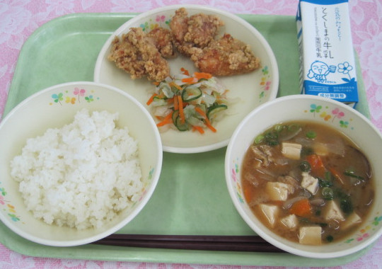 写真:唐揚げとすだち酢あえの給食