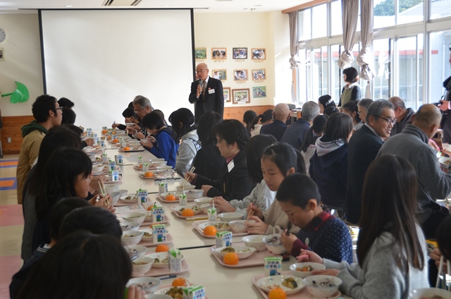 写真:「天内芋入り根菜ぼたん汁」の試食会