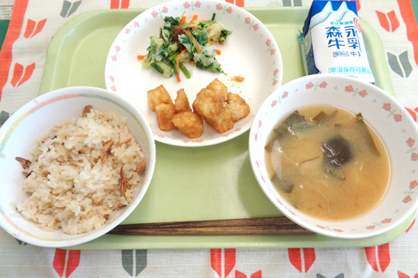 写真：東京都八丈島八丈町の学校給食 ムロ節ごはん