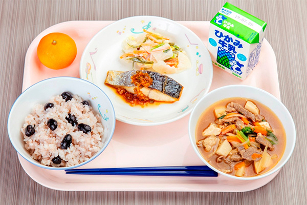 写真：兵庫県の学校給食 天内芋入り根菜ぼたん汁