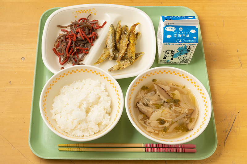 写真:コアユのカレー揚げ