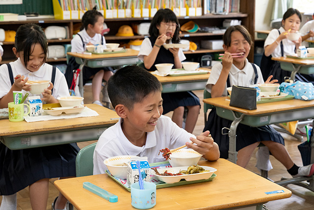 写真:給食の様子