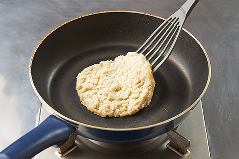 写真：肉を焼き目がつくまで焼く