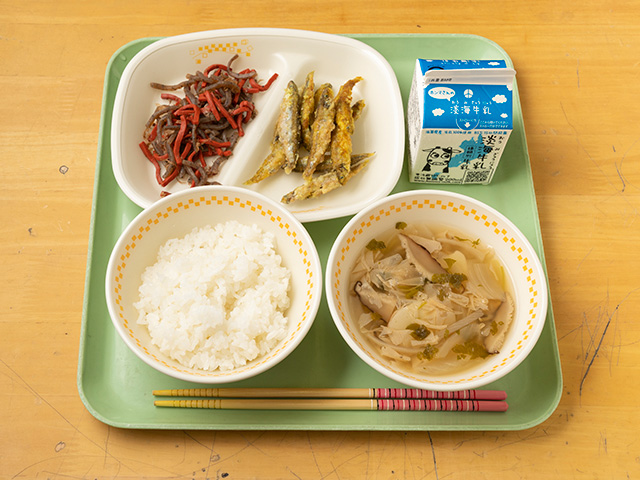 写真：滋賀県甲賀市の学校給食 コアユのカレー揚げ