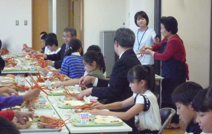 写真:ベニズワイガニの出る給食の様子