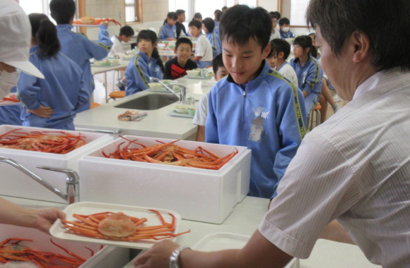 写真:ベニズワイガニの給食