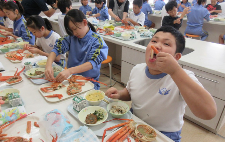 写真:ベニズワイガニ給食の様子