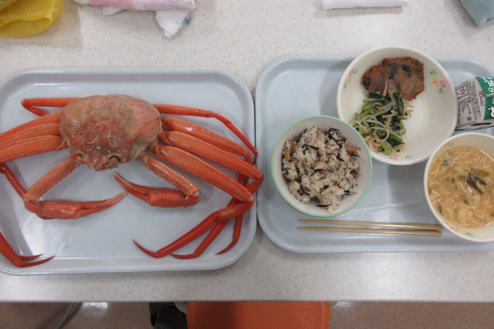 写真：富山県射水市の学校給食 ベニズワイガニ