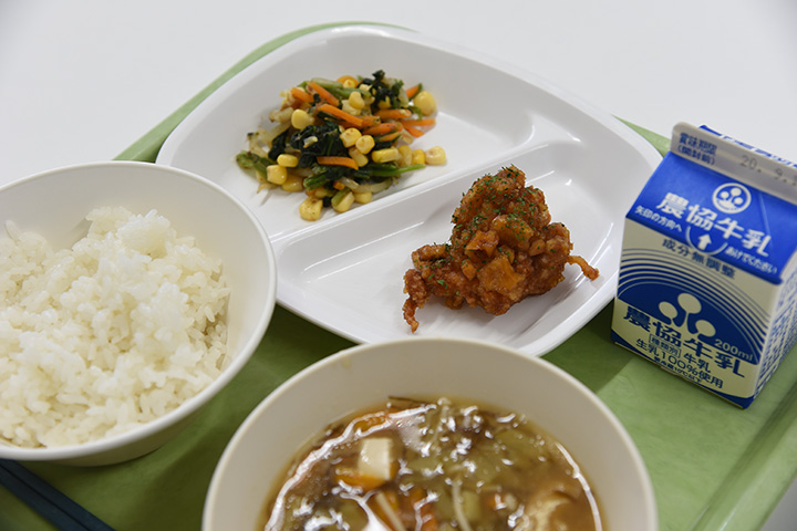 写真：新潟県燕市の学校給食 鶏肉のレモン和え