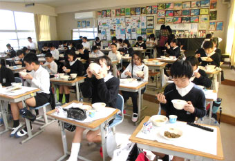 写真:あんもち雑煮の給食の様子