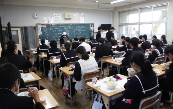 写真:給食の様子