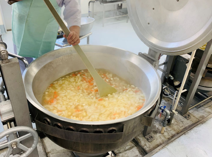写真:奈良の雑煮の調理風景