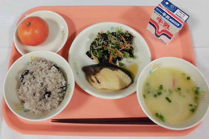 写真：香川県高松市の学校給食 あんもち雑煮